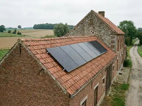 Rangée de panneaux solaires sur le toit en tuiles d'une annexe