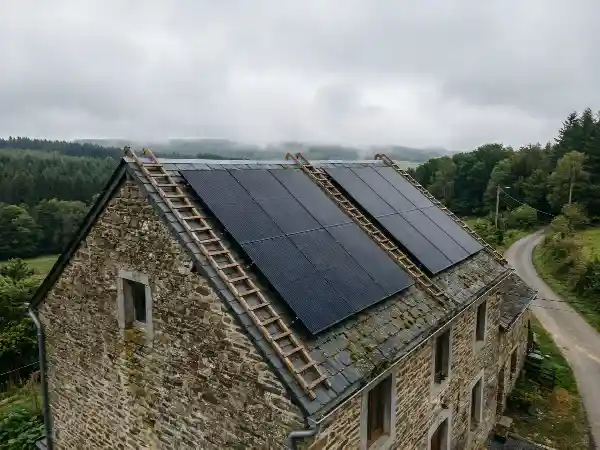 Panneaux solaires sur une toiture en ardoises à forte pente