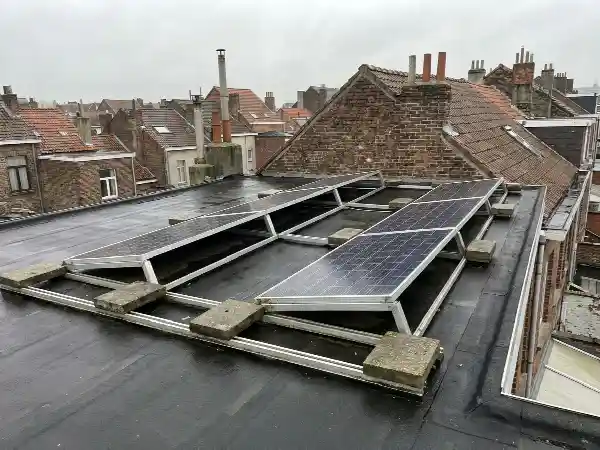 Structure lestée de panneaux solaires sur un toit plat bruxellois